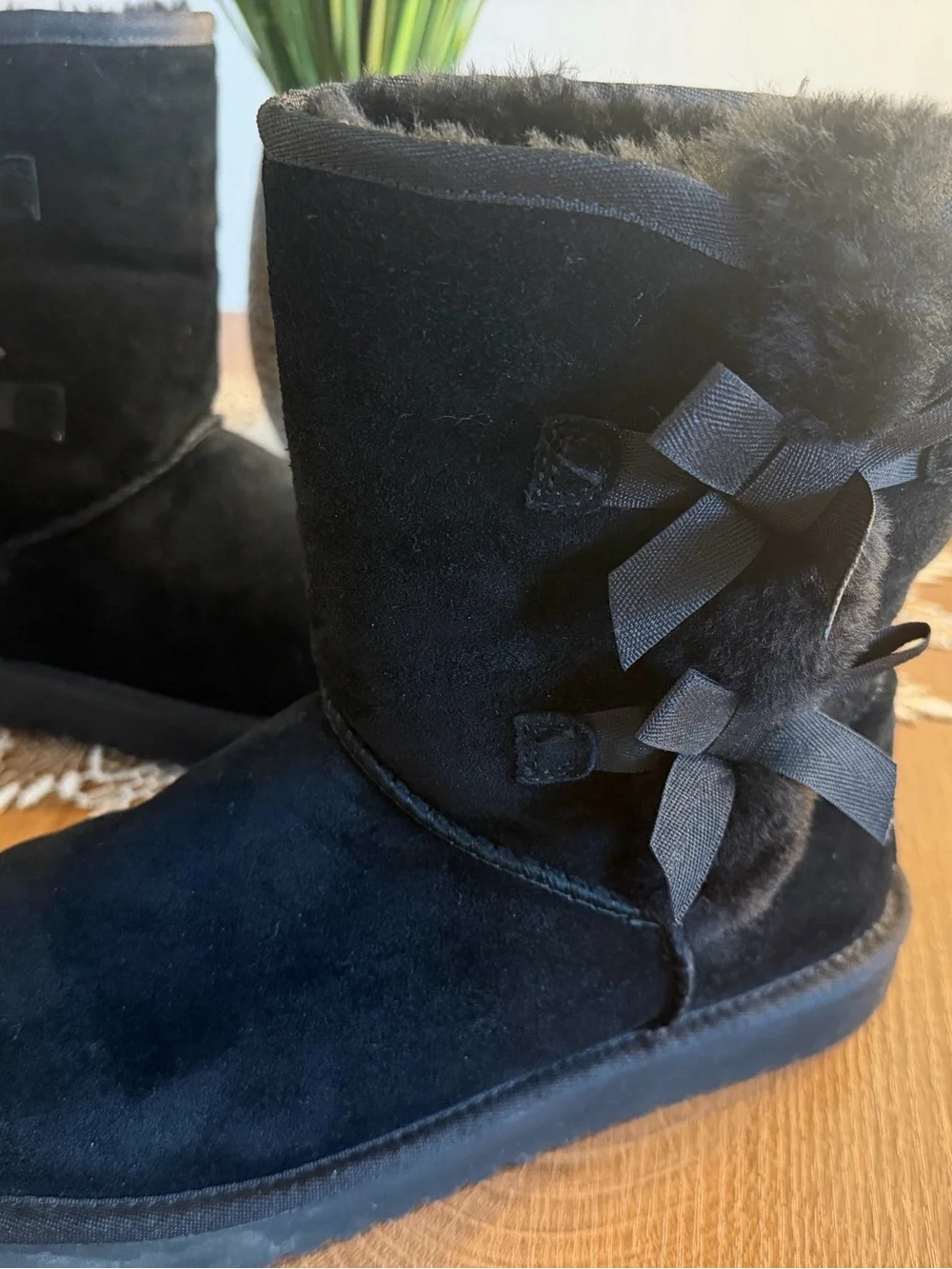 Women’s Koolaburra by Ugg Black Mid High Suede Boots with Side Bows 9 EUC